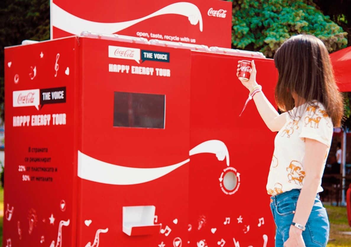 CocaCola-These Outdoor Ads Point You to Recycling Bins-3